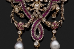 Broche Draperie - Perles - Adjugé : 45.000€
